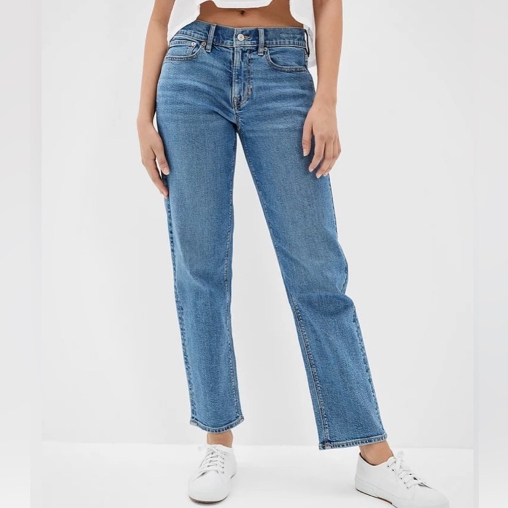 American Eagle 90’s Straight Jeans
Size 6-short